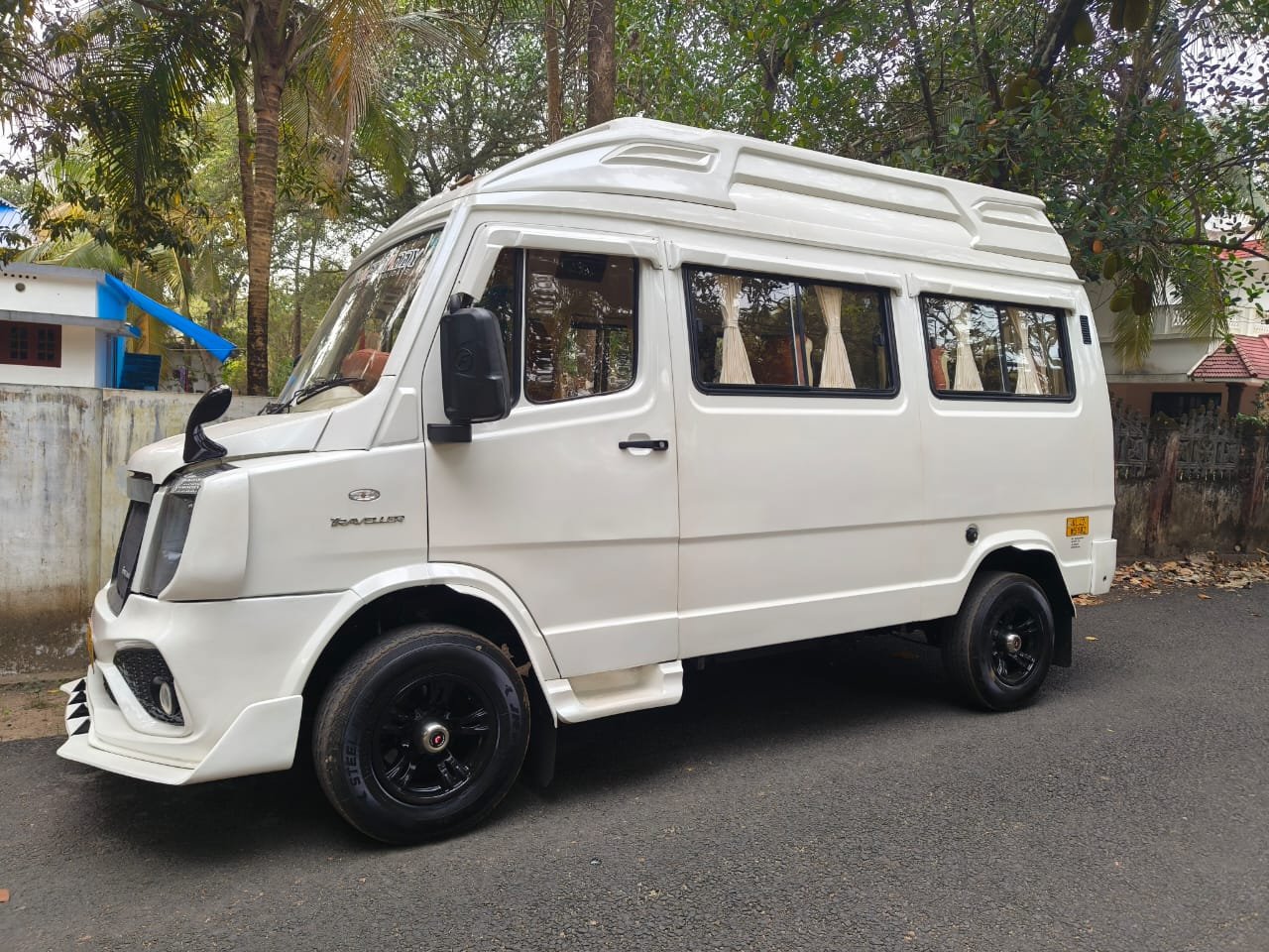 12 seater tempo traveler 